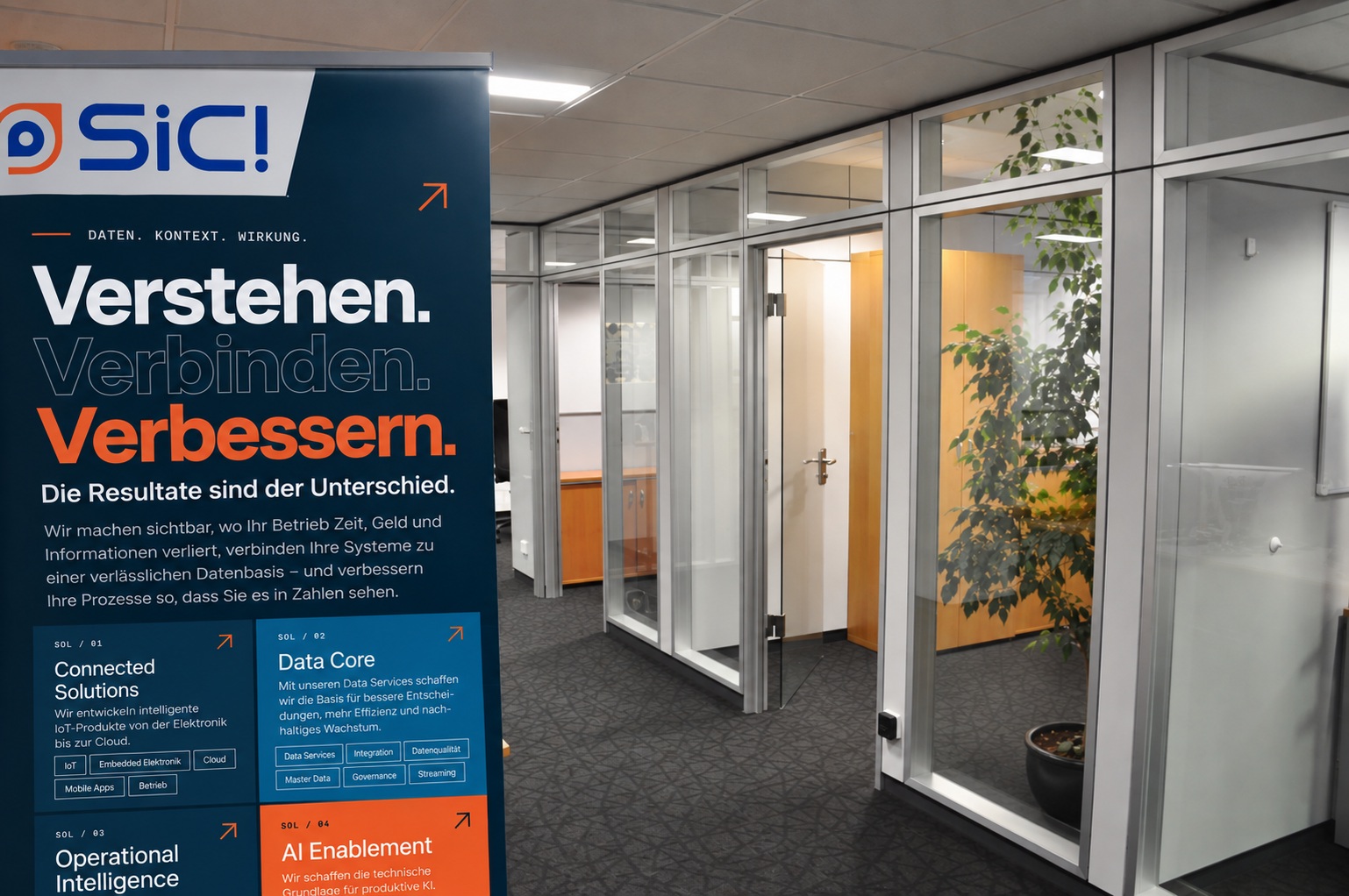 Büroflur von SIC! Software mit Roll-up-Banner und Glasbüros