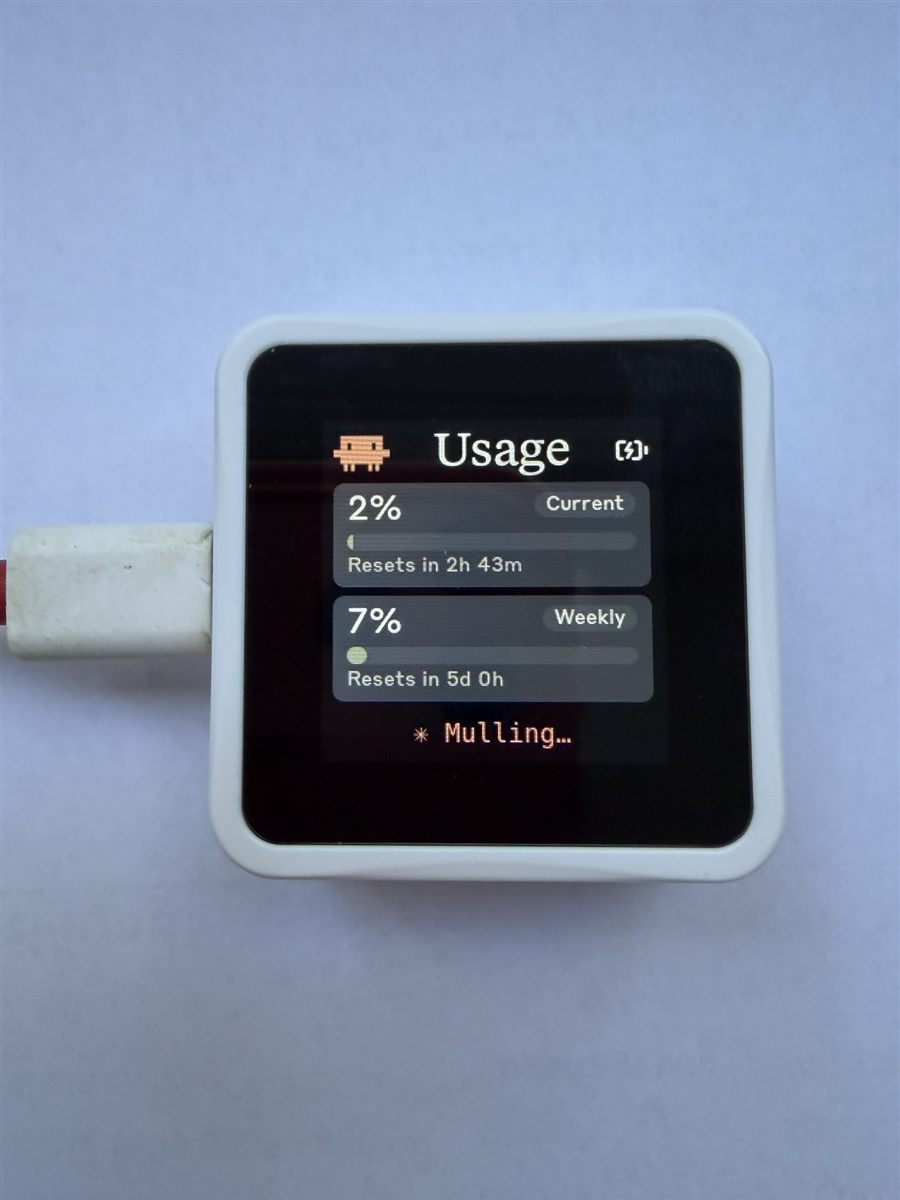 Clawdmeter im kompakten LCD-Gehäuse zeigt Session- und Wochenauslastung auf dem quadratischen Display.